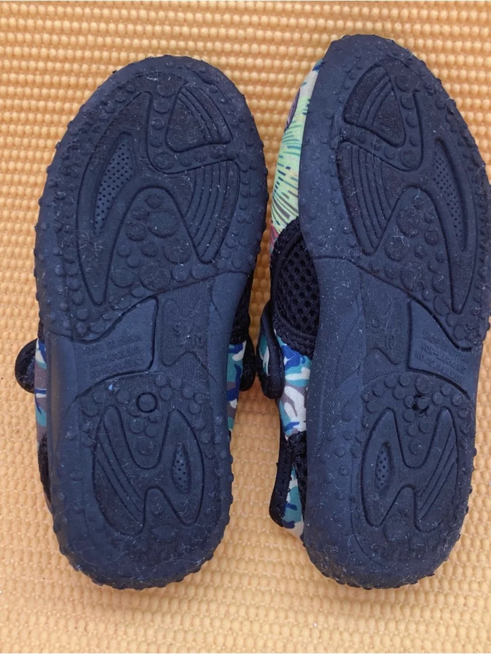 Jurassic Park sneakers water pool beach shoes boys size 9-10 measures 8